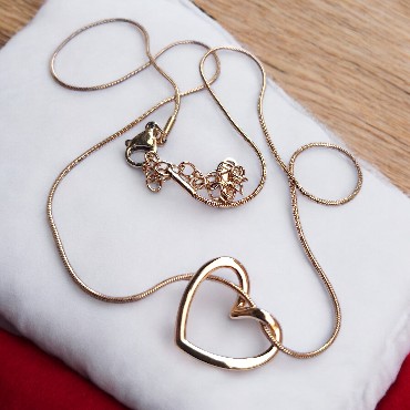 316L Paslanmaz Çelik Kalpli Düğüm Altın Renk Çelik Kolye 2