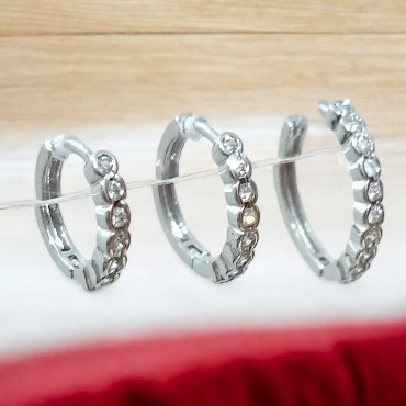 316L Paslanmaz Çelik Üçlü Zirkon Taşlı Gümüş Renk Çelik Küpe 1